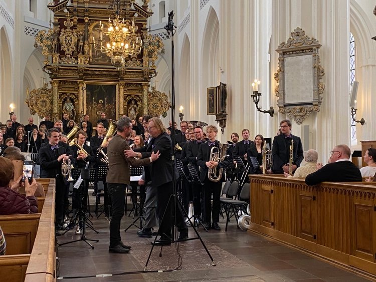 Ola Salo tackar Jörgen Flink för fint uruppförande av hans verk Trumpet Blow