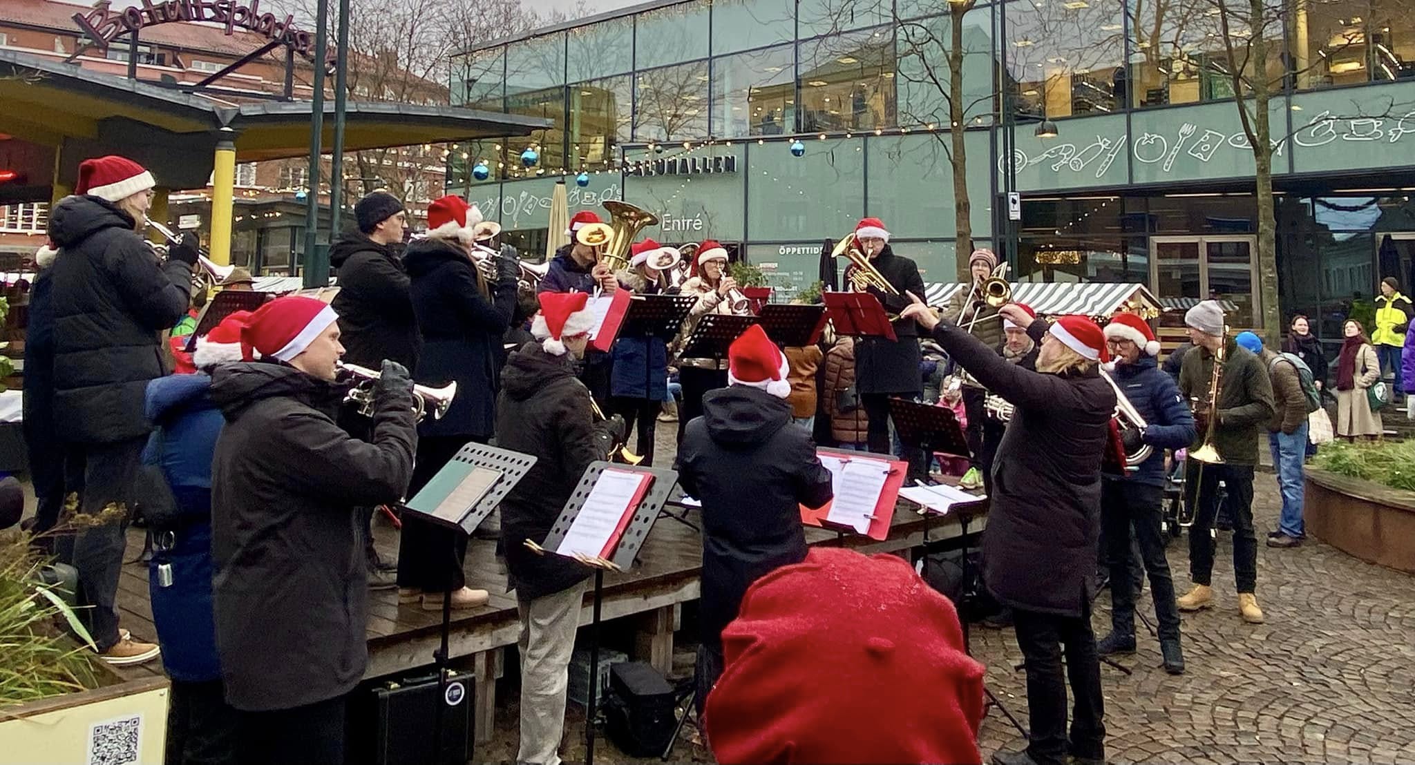 Julmusik med Lunds brassband på Botulfsplatsen i Lund