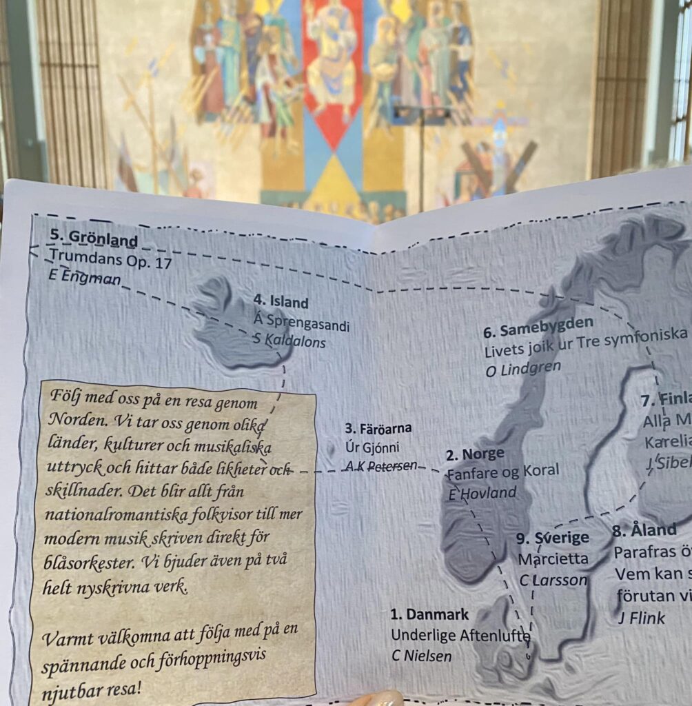 Konsertprogrammet skrivet som en skattkarta med kyrkans altare i bakgrunden