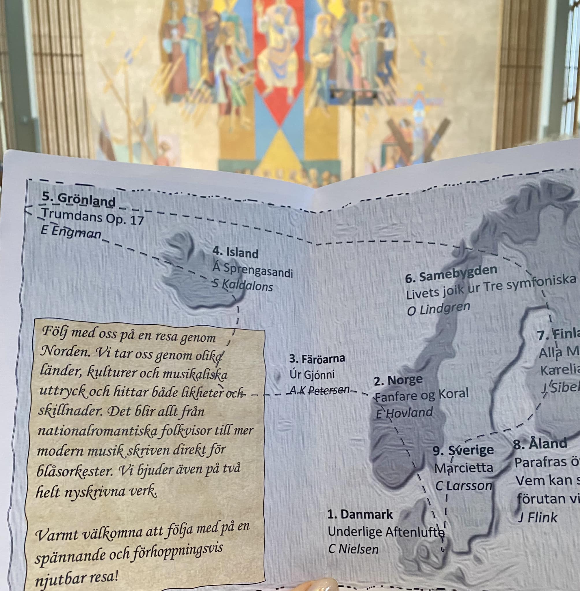 Konsertprogrammet skrivet som en skattkarta med kyrkans altare i bakgrunden Konsertprogrammet skrivet som en skattkarta med kyrkans altare i bakgrunden